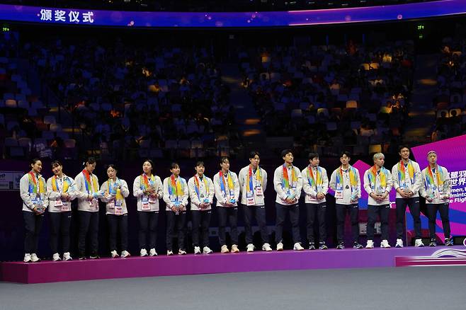 Bronze medalists team South Korea celebrate on the podium at the BWF Sudirman Cup, in Xiamen in southeastern China's Fujian province, Sunday, May 4, 2025. (AP Photo)<저작권자(c) 연합뉴스, 무단 전재-재배포, AI 학습 및 활용 금지>