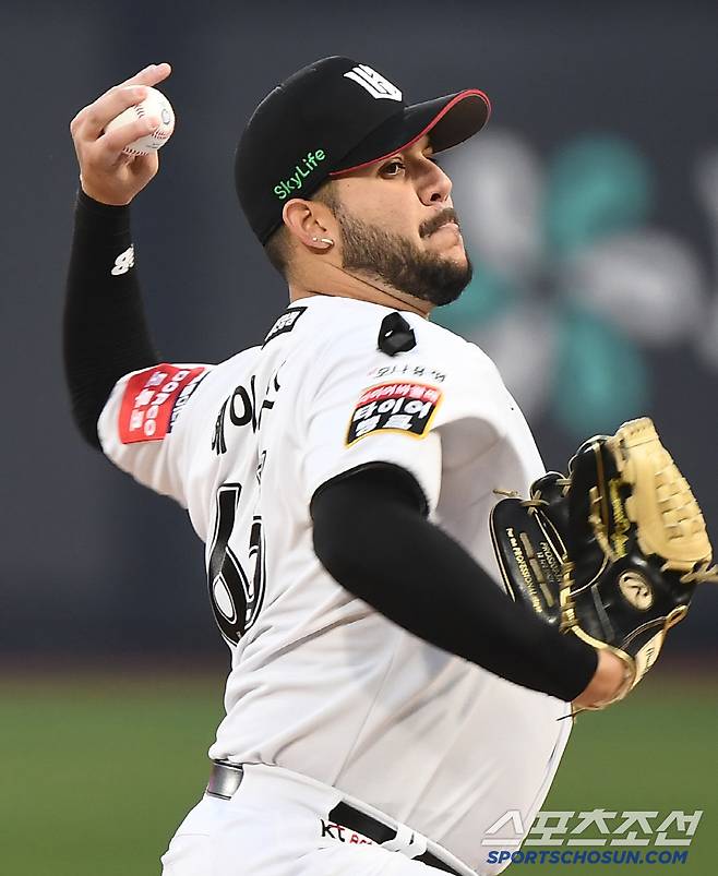 3일 수원 KT위즈파크에서 열린 LG-KT전. 선발투수 헤이수스가 투구하고 있다. 수원=정재근 기자 cjg@sportschosun.com/2025.4.3/