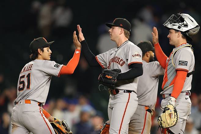CHICAGO, ILLINOIS - MAY 06: Jung Hoo Lee #51 and Kyle Harrison #45 of the San Francisco Giants celebrate after defeating the Cubs 14-5 at Wrigley Field on May 06, 2025 in Chicago, Illinois.   Michael Reaves/Getty Images/AFP (Photo by Michael Reaves / GETTY IMAGES NORTH AMERICA / Getty Images via AFP)







<저작권자(c) 연합뉴스, 무단 전재-재배포, AI 학습 및 활용 금지>
