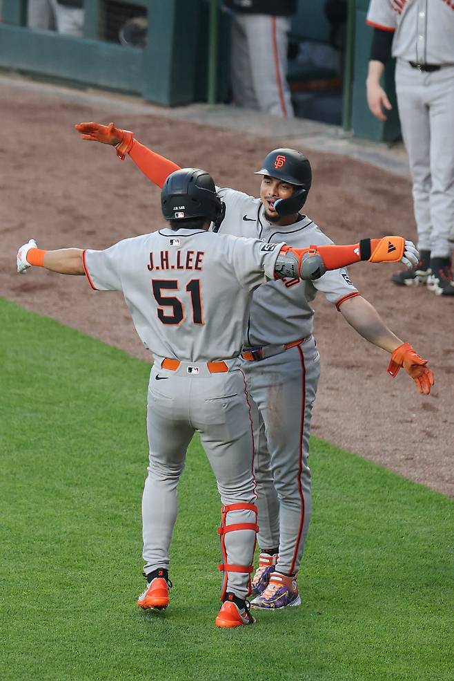 CHICAGO, ILLINOIS - MAY 06: Jung Hoo Lee #51 of the San Francisco Giants celebrates his two-run home run off Colin Rea #53 of the Chicago Cubs (not pictured) with Willy Adames #2 during the third inning at Wrigley Field on May 06, 2025 in Chicago, Illinois.   Michael Reaves/Getty Images/AFP (Photo by Michael Reaves / GETTY IMAGES NORTH AMERICA / Getty Images via AFP)







<저작권자(c) 연합뉴스, 무단 전재-재배포, AI 학습 및 활용 금지>