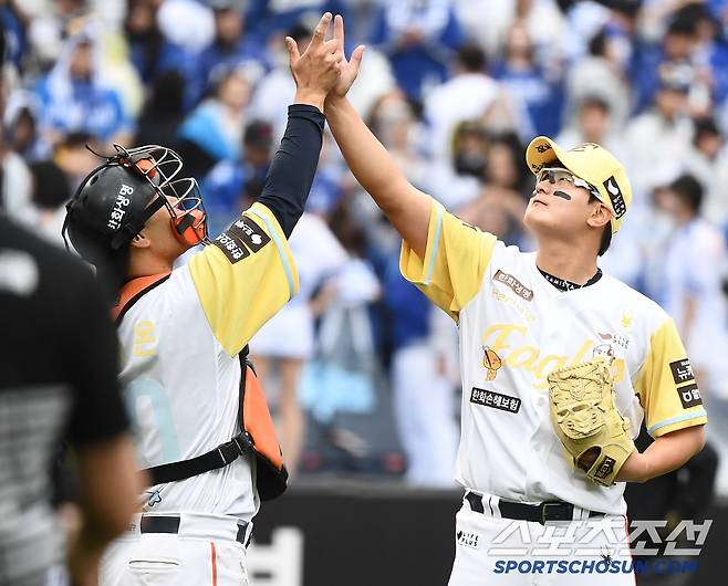 5일 대전 한화생명볼파크에서 열린 삼성-한화전. 9회초 김서현이 등판해 3대1 승리를 지킨 후 이재원 포수와 세리머니를 하고 있다. 대전=정재근 기자 cjg@sportschosun.com/2025..5.5/