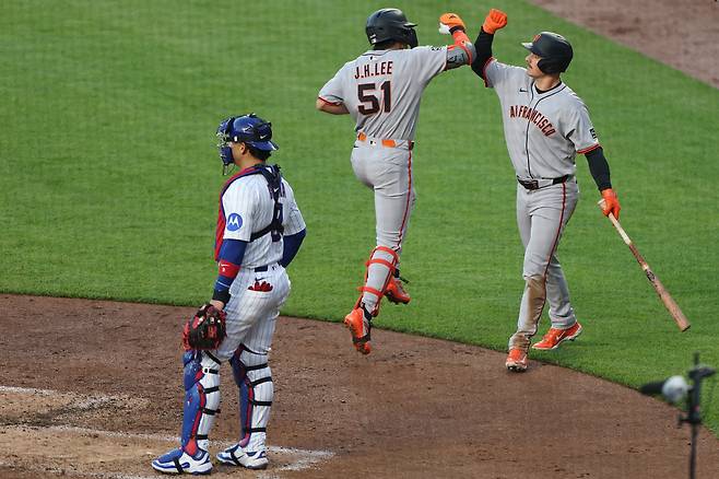 이정후가 3회 우월 투런포를 작렬한 뒤 홈을 밟고 다음 타자 맷 채프먼과 팔뚝을 맞대는 세리머니를 하고 있다. AFP연합뉴스