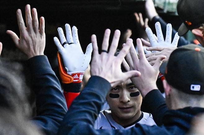 이정후가 3회 홈런을 치고 들어와 더그아웃에서 동료들의 환영을 받고 있다. Imagn Images연합뉴스