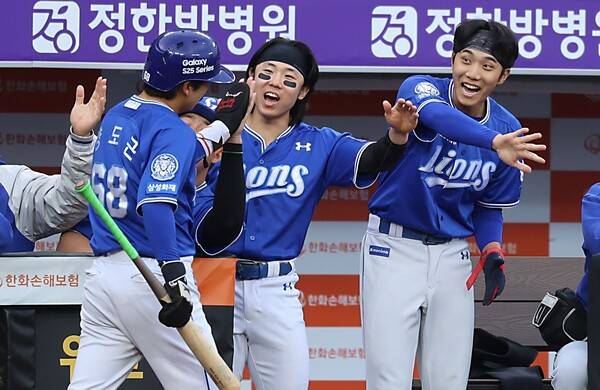 하이파이브하는 양도근(왼쪽부터), 김성윤, 이재현. ⓒ삼성라이온즈