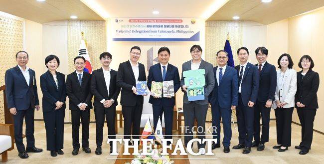조용익 부천시장(가운데)과 발렌수엘라시 방문단이 기념 촬영을 하고 있다. /부천시