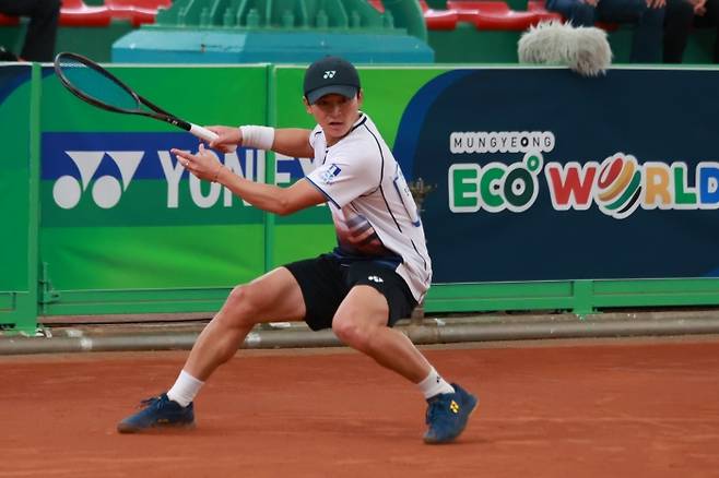 수원시청을 제103회 동아일보기 전국소프트테니스대회 남자 일반부 단체전 우승으로 이끈 일본인 선수 후네미즈 하야토. 탄탄한 하체를 바탕으로 낮은 자세로 폭발적인 스트로크를 구사하고 있다. 대한 소프트테니스협회 제공