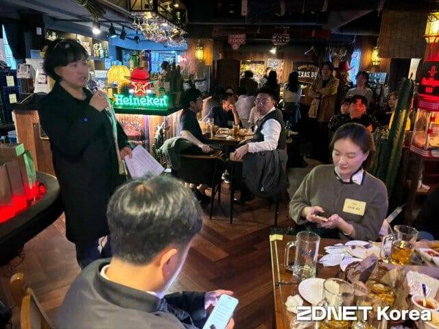 최복규 에스마피아 회장이 3월 13일 저녁 서울 관악구 한 식당에서 열린 신년회에서 인사하고 있다.(사진=유혜진 기자)