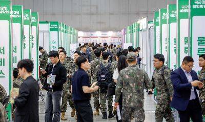 29일 경기 고양 킨텍스에서 열린 '2024 국군장병 취업박람회'에 참가한 국군장병들로 붐비고 있다. 사진=강진형 기자aymsdream@