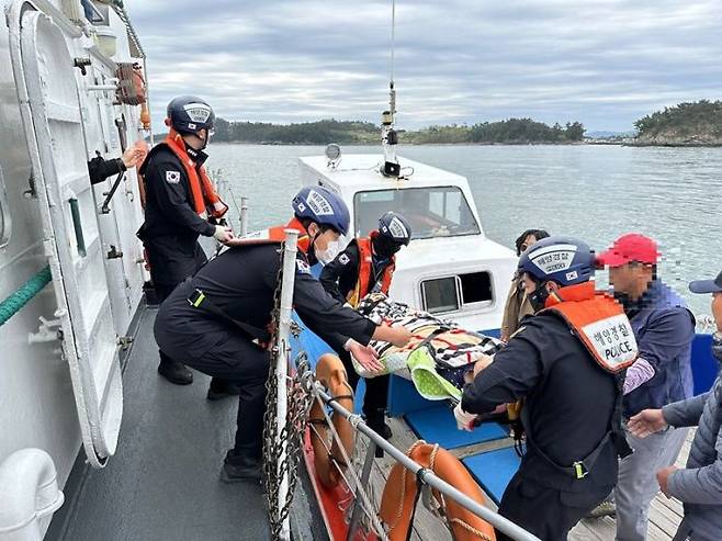 목포해경은 5월 어린이날을 전후한 황금 연휴 동안 응급환자를 10명 이송해 국민들의 생명 지킴이 역할을 톡톡히 했다는 평가를 받고 있다. 해경이 응급 환자를 이송하고 있는 모습. 목포해양경찰서 제공