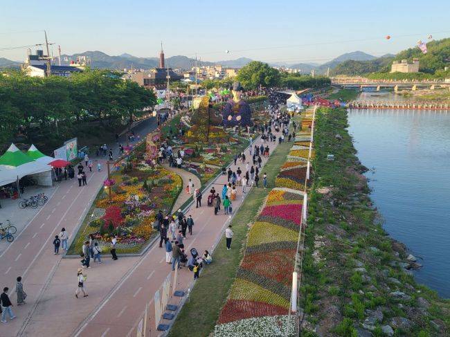 남원시가 춘향제에서 요천변 춘향, 몽룡 꽃 대형조형물이 관광객들의 호응을 얻었다. 남원시 제공