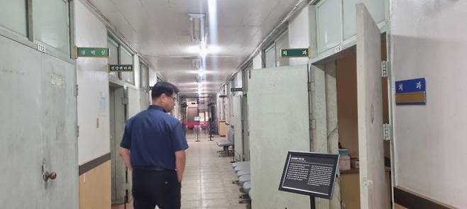 7일 오전 광주 동구 블로동 옛 광주적십자병원 중앙복도에서 한 시민이 병원 내부를 살펴보고 있다. 민찬기 기자