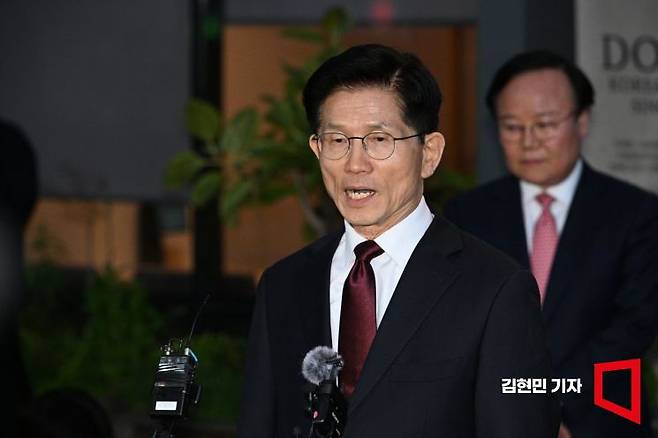 김문수 국민의힘 대선후보가 7일 서울 종로구의 한 식당에서 한덕수 무소속 대선 예비후보와 후보 단일화 관련 회동을 마친 후 취재진의 질문에 답하고 있다. 2025.5.7 김현민 기자