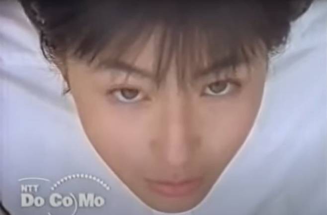 중학교 3학년이었던 1996년 일본 이동통신사 도코모 광고에 출연한 히로스에 료코. 이 광고로 그는 일약 스타덤에 올랐다./유튜브