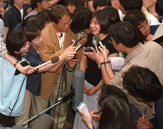 1999년 일본 와세다대에 등교해 취재진에게 둘려싸여 있는 히로스에 료코/dot.asahi.com