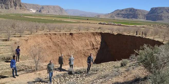 이란 남부 파르스 지방의 거대 싱크홀./엑스(X·옛 트위터)