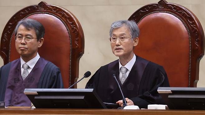 조희대(오른쪽) 대법원장이 1일 서울 서초구 대법원 대심판정에서 이재명 더불어민주당 대선 후보의 공직선거법 위반 사건과 관련한 전원합의체 선고를 하고있다./사진공동취재단