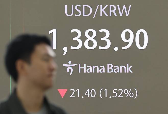 7일 오전 서울 중구 하나은행 딜링룸 현황판에 원 달러 환율 등이 표시되어 있다. 이날 환율은 6개월만에 1300원대 출발했다. 연합뉴스
