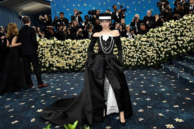 멧 갈라에 참석한 제니가 포즈를 취하고 있다. /AP 연합뉴스