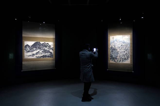 겸재 정선의 '인왕제색도'와 '금강전도'가 나란히 전시돼 있다. '인왕제색도'는 5월 6일까지만 전시하고 수장고로 돌아갈 예정이다. /뉴시스