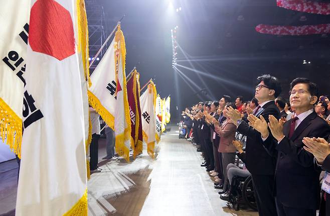 김문수, 한동훈 국민의힘 대선 경선 후보가 3일 오후 경기 고양시 킨텍스에서 21대 대통령선거 후보자 선출을 위해 열린 제5차 전당대회에서 당기를 바라보고 있다./뉴스1