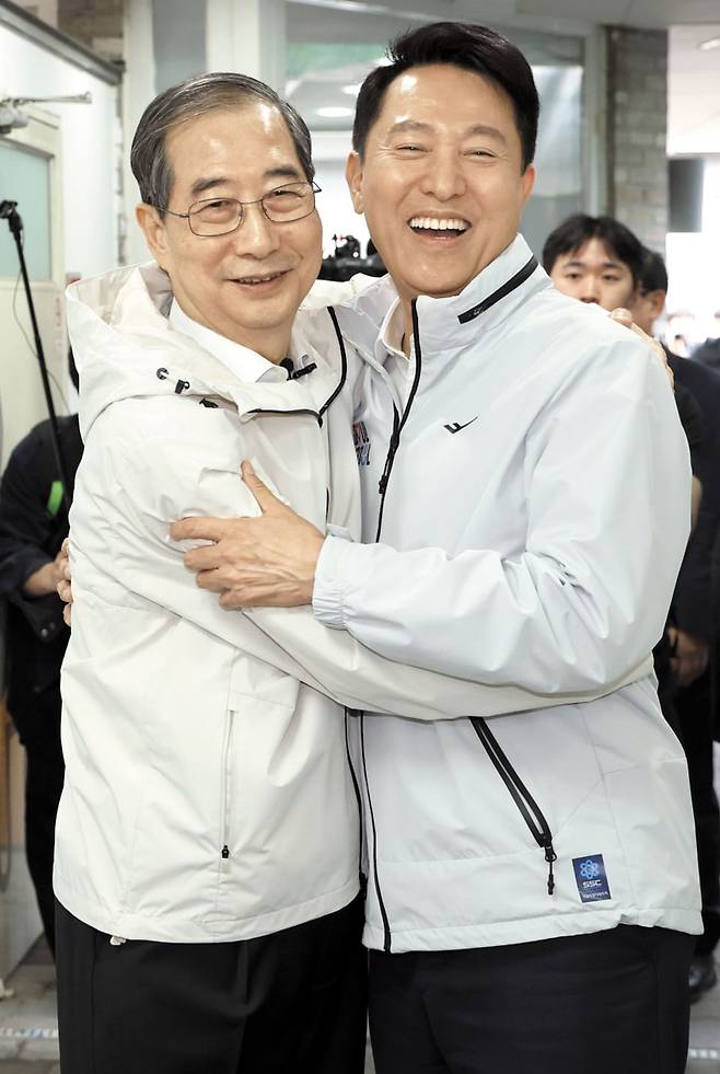 오세훈과 '약자 동행' 함께하는 한덕수 - 6·3 대선 출마를 선언한 한덕수 전 국무총리가 2일 서울 종로구의 주민 공동 시설에서 오세훈 서울시장과 포옹하고 있다. /박성원 기자