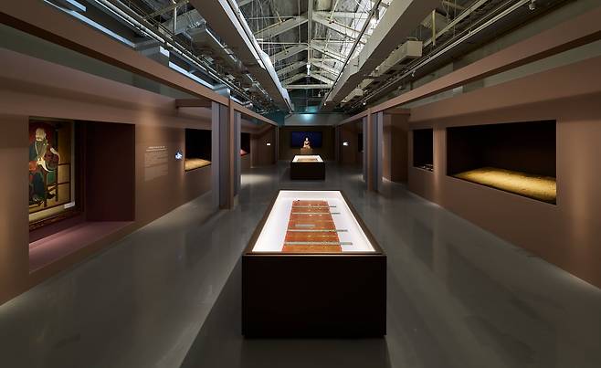 특별전 ‘염원을 담아-실로 새겨 부처에 이르다’ 전시장 전경. /서울공예박물관