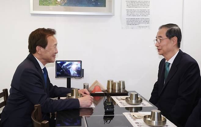 한덕수 무소속 대선 예비후보와 손학규 전 민주당 대표가 5일 오후 서울 종로구 한 식당에서 만찬 회동을 하고 있다. /연합뉴스