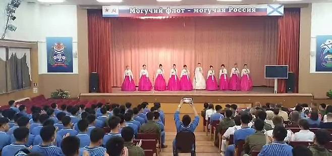 한국계 러시아인으로 구성된 '조선 코리아 합창단'이 최근 모스크바 동부 쿠바브나시에 위치한 러시아 국방부 휘하 ‘중앙 군 임상 병원 부르덴코 제3분원’에서 북한군 부상자 60여 명을 대상으로 위문 공연을 하고 있다. /외부 제공