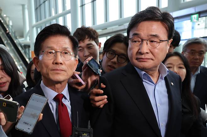 김문수 국민의힘 대선 후보가 6일 경북 경주시 HICO 미디어센터에서 APEC 준비현장을 둘러본 후 단일화 관련해 모든 일정을 중단하고 서울로 올라가겠다고 발언한 뒤 김대식 의원과 대화를 위해 이동하고 있다. /뉴시스