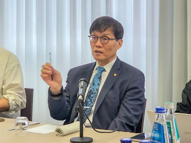 이창용 한국은행 총재가 5일(현지시간) 아시아개발은행(ADB) 연차 총회 참석을 위해 방문한 이탈리아 밀라노에서 국내 기자단과 간담회를 가지고 있다. /한국은행 제공