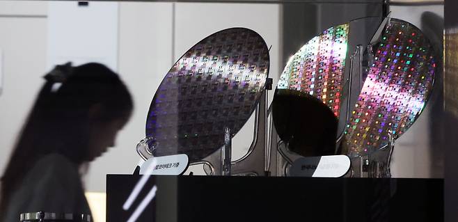 경기 과천시 과천국립과학관 미래상상SF관에서 관람객들이 반도체 관련 전시품을 살펴보고 있다./뉴스1