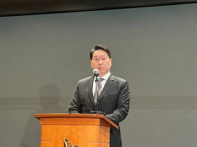 최태원 SK그룹 회장이 7일 서울 중구 SKT타워에서 열린 일일 브리핑에 참석해 SK텔레콤 해킹 사고와 관련해 대국민 사과하고 있다.ⓒ데일리안 이주은 기자