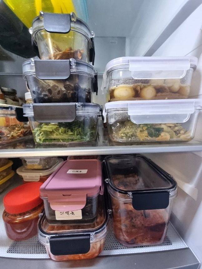 냉장고에 가지런히 넣어둔 반찬 ⓒ