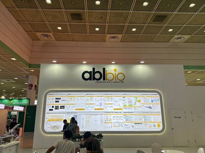 7일 서울 코엑스 바이오코리아 2025 에이비엘바이오 부스에서 핵심 사업 영역이 포스터로 공개됐다. ⓒ데일리안 이소영 기자