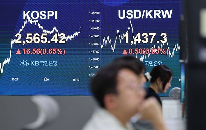 서울 여의도 KB국민은행 스마트딜링룸에서 딜러들이 업무를 보고 있다(자료사진). ⓒ뉴시스