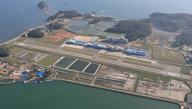 한서대 태안캠퍼스 전경. 활주로와 관제탑, 정비고, 항공기술교육센터에 이어 항공기 정비, 수리, 개조, 재생 작업을 원스톱으로 하는 MRO센터가 들어섰다. 한서대 제공