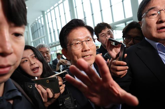 김문수 국민의힘 대선 후보가 6일 경북 경주시 HICO 미디어센터에서 단일화 관련 반발하며 후보 일정 중단을 선언한 뒤 이동하고 있다. 2025.05.06 경주=뉴시스