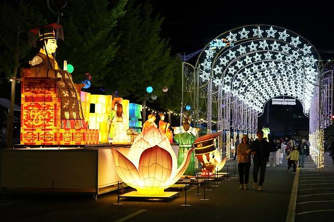 경남 사천시에서 열린 제27회 사천와룡문화제에 방문객들이 찾은 모습. 사천시 제공