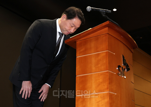 최태원 SK그룹 회장이 7일 서울 중구 SK텔레콤 T타워에서 열린 유심(USIM·가입자 식별 모듈) 해킹 사태에 관한 브리핑에서 허리 숙여 대국민 사과를 하고 있다. 박동욱기자 fufus@