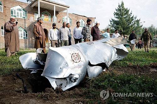 7일 인도령 카슈미르 지역에서 금속 파편이 바닥에 널브러져 있다. [로이터=연합뉴스]