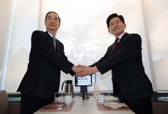 김문수 국민의힘 대선 후보와 한덕수 무소속 예비후보가 7일 서울 종로구 한 식당에서 단일화 관련 회동에 앞서 악수하고 있다. 박동욱 기자