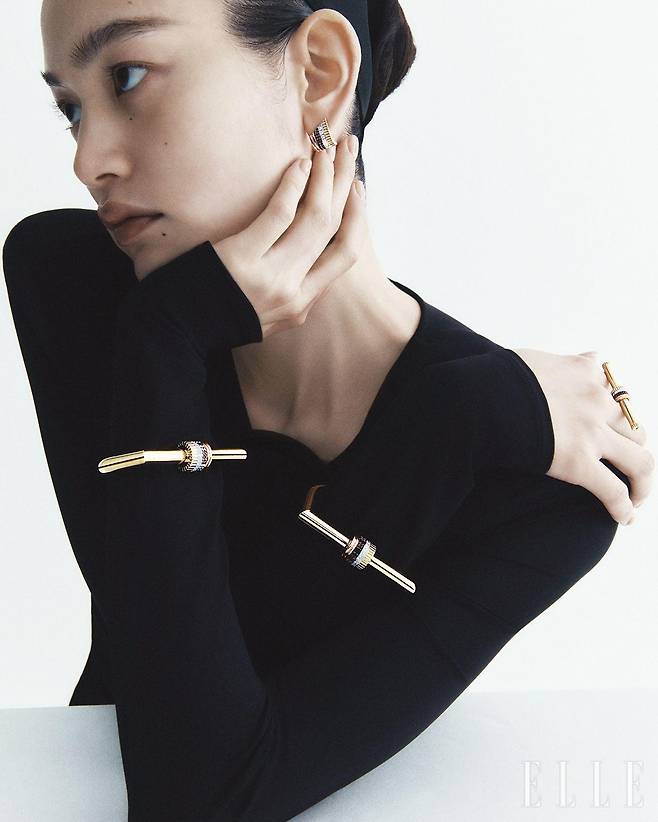 드레스는 Magda Butrym H&M.