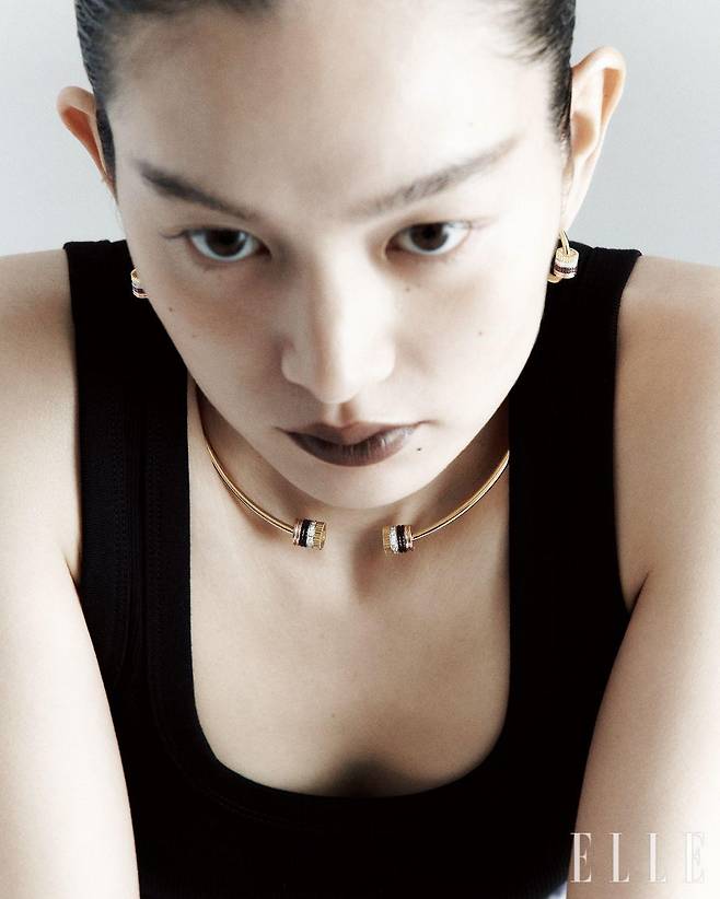 슬리브리스 톱은 H&M.