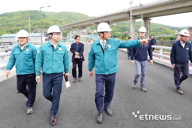 김충범 광주시 부시장(앞줄 오른쪽)이 지역경제 활성화를 위해 대규모 투자사업을 위한 주요 사업장 5곳을 방문해 현장점검을 실시했다.