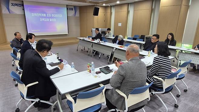 7일 오전 에너지밸리기업개발원 2층 중회의실에서 열린 '지역전력계통포화 해결방안과 지역경제활성화' 포럼에서 패널들이 토른을 벌이고 있다.