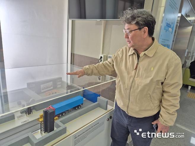 박해준 국가유산원자력클리닉 실장이 클리닉 역할과 기술에 관해 설명하고 있다.