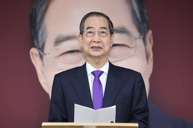 무소속 한덕수 대통령선거 예비후보가 7일 서울 영등포구 선거캠프 사무실에서 열린 기자회견에서 대선 단일화와 관련해 발언하고 있다.