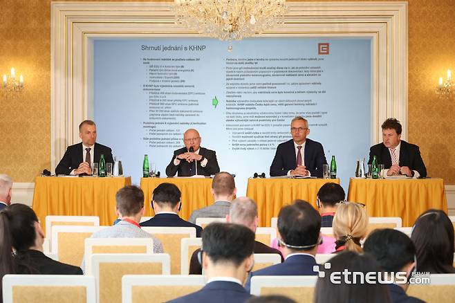 체코 전력 당국 관계자들은 7일(현지시간) 리히텐슈타인궁에서 기자회견을 갖고 두코바니 신규 원전 건설 사업 본계약 지연과 관련한 입장을 밝혔다. (왼쪽부터) 파벨 시라니 CEZ 이사회 부의장, 다니엘 베네시 CEZ 그룹 CEO, 토마시 플레스카치 CEZ 신사업 본부장, 페테르 자보드스키 EDU II CEO.