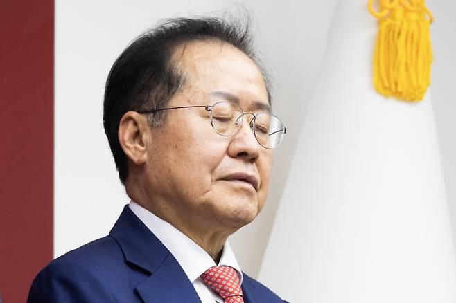 제21대 대통령후보자 국민의힘 3차 경선 진출에서 탈락한 홍준표 후보가 지난달 29일 오후 서울 여의도 국민의힘 중앙당사에서 진출자들의 소감을 듣고 있다. 국회사진취재단