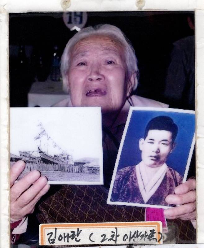 최성룡 납북자가족모임 대표 모친 故 김애란 여사가 2002년 이산가족 상봉 당시 북한 당국 관계자에게 남편(최원모)의 귀환을 호소하고 있다. 납북자가족모임 제공